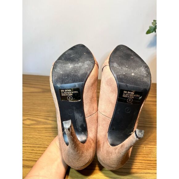 Tan with gold chain accent pumps | size 7 - Picture 3 of 9